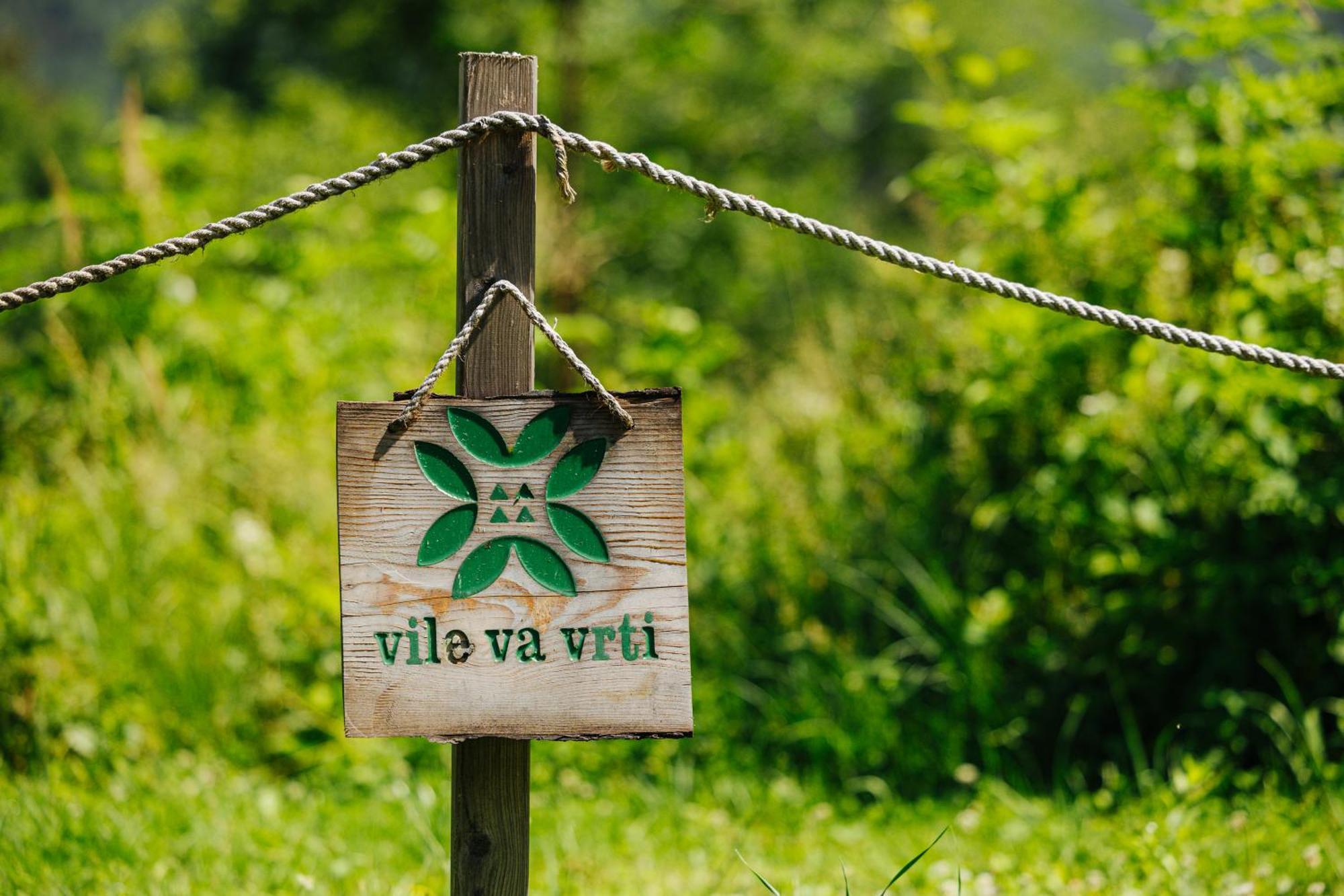 Gozdne Vile Va Vrti Kostel Kültér fotó